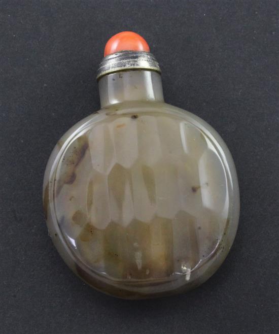 A Chinese agate honeycomb-faceted snuff bottle, 1800-1900, 5.5cm, coral bead stopper